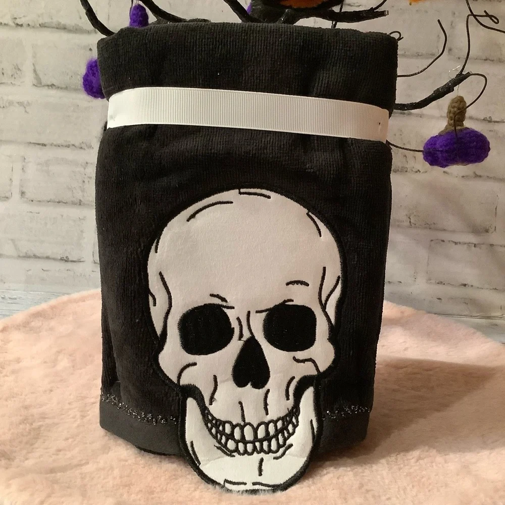 KASSADECOR Set Of 2 Hanging Skulls Hand Towels